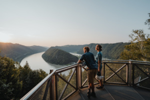 Radfahrer an der Schloegener Schlinge Haibach © WGD Donau Oberoesterreich Tourismus GmbH CM Visuals scaled