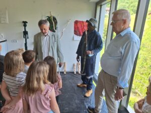 Kinder mit Hr. Schütz und Friedrich Bernhofer