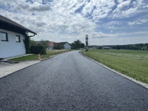 neu asphaltierte Straße