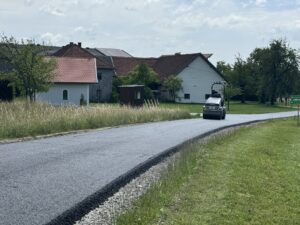 neu asphaltierte Straße mit Walze