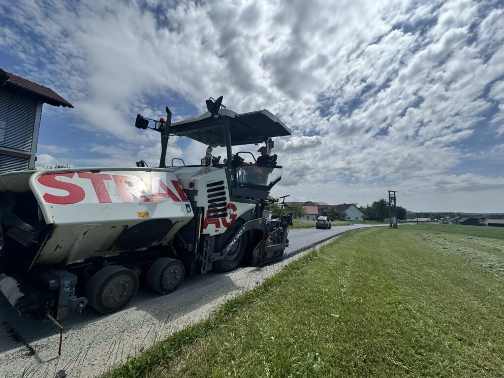 Asphaltfertiger Strabag