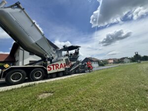 Fertiger wird von Asphaltmulde befüllt