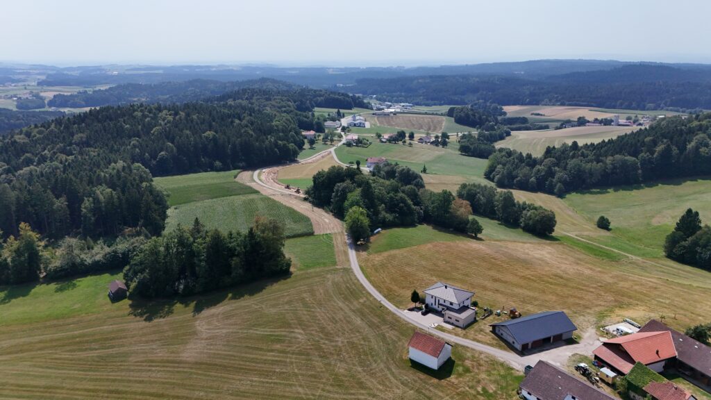 Luftaufnahme des Baufortschritts am Agrarweg Reiting-Kiriau mit Blick Richtung Ortschaft Reiting