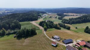 Luftaufnahme des Baufortschritts am Agrarweg Reiting-Kiriau mit Blick Richtung Ortschaft Reiting