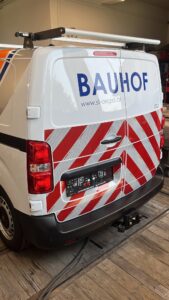 Foliertes Bauhof-Fahrzeug der Gemeinde St. Aegidi, Seitenansicht mit Wappen und Schriftzug Wasserversorgung