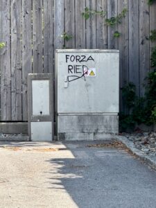 Beschmierter Verteilerkasten Netz OÖ, Feuerwehrhaus