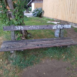 Beschmierte Bank, Zentrum hinter Wimmer