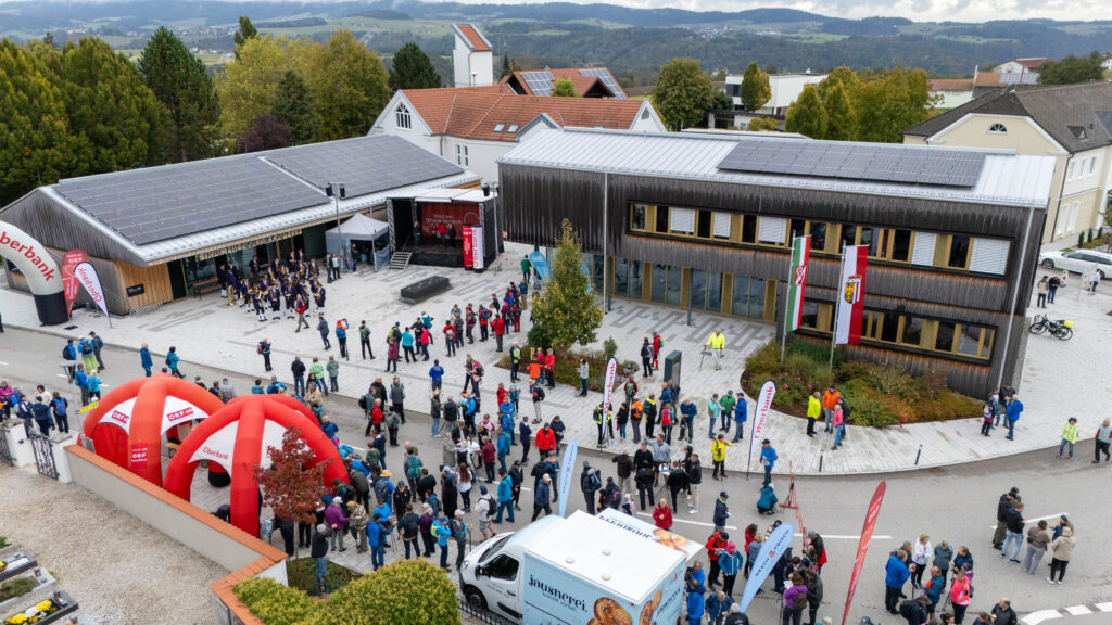 Luftaufnahme des Startbereichs mit Teilnehmenden, Zelten und ORF-Startbögen